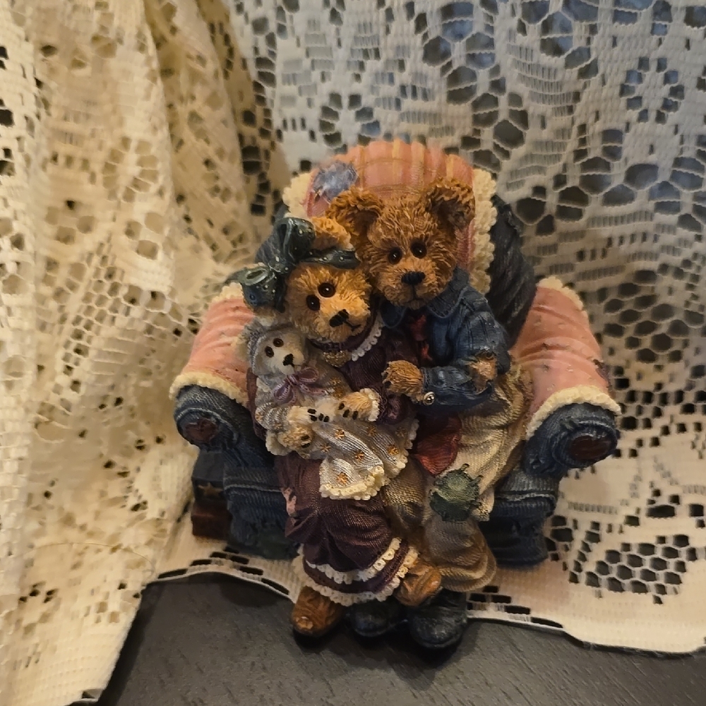 Charming Boyds Bear Family Figurine - Multicolor Muscbox